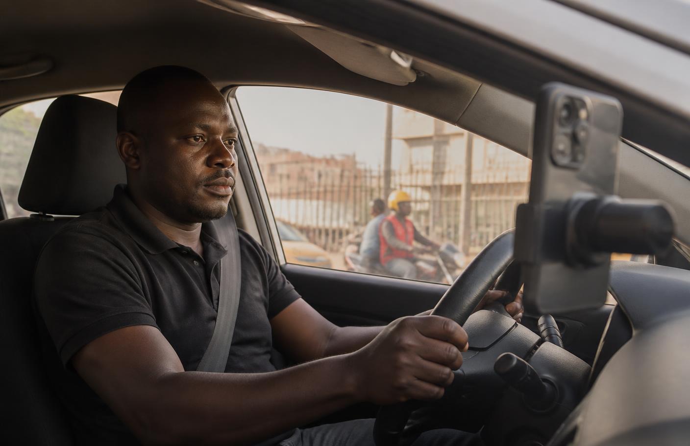 Chauffeur VTC au volant de son véhicule dans les rues de Yaoundé
