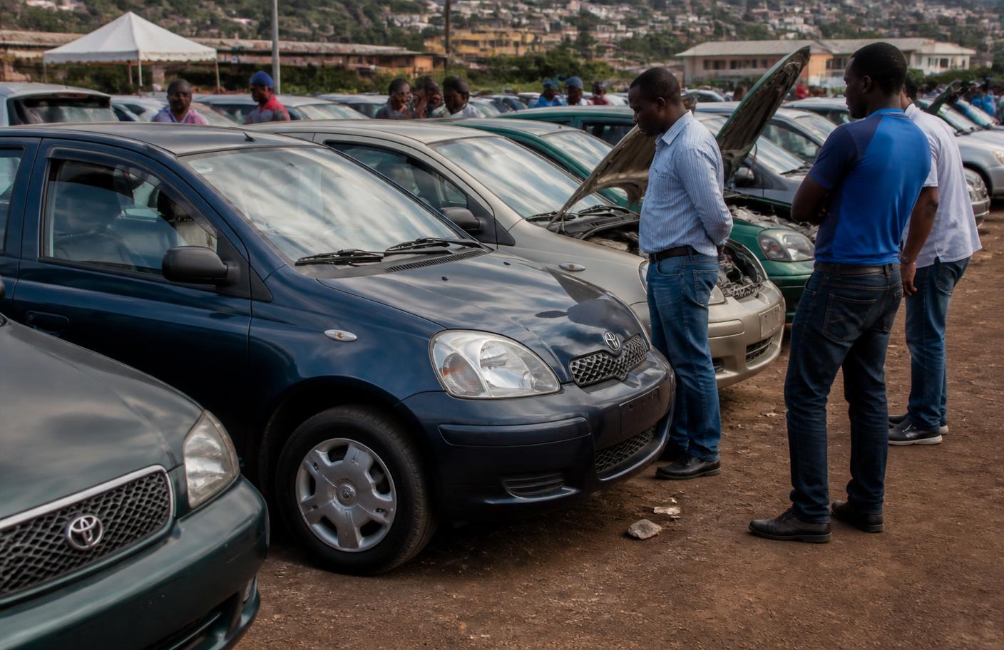 Véhicules d'occasion Toyota alignés sur un marché automobile en plein air au Cameroun